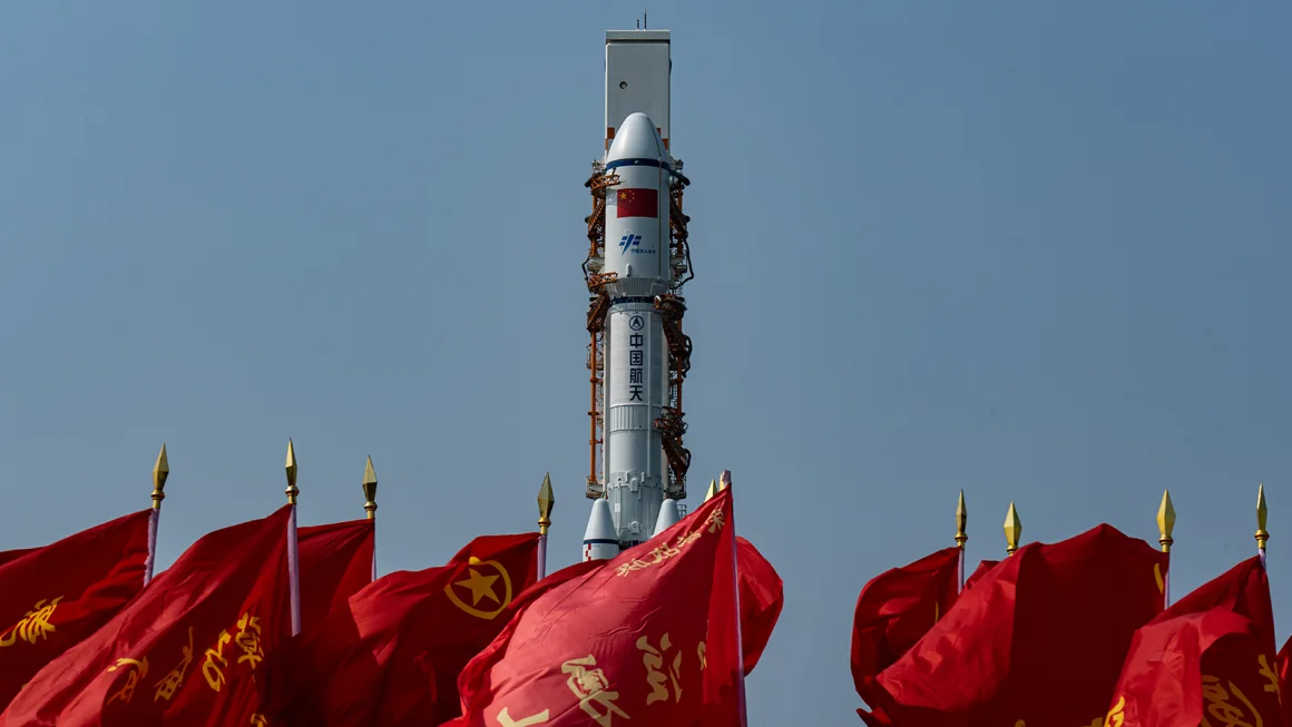 Berita Negara Tiongkok memecat ilmuwan roket terkemuka dari badan politik utama dalam memperluas pembersihan militer