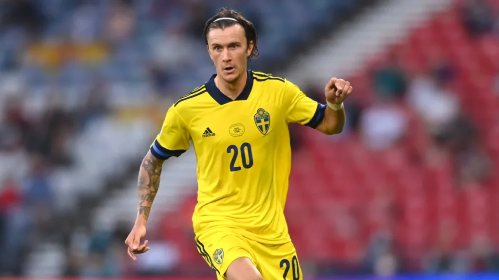 Bintang sepak bola Swedia Kristoffer Olsson memakai ventilator