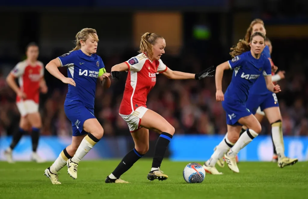 Pertandingan Liga Super Wanita antara Chelsea dan Arsenal 
