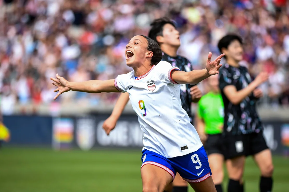 Tim sepak bola wanita AS menang di pertandingan pertama