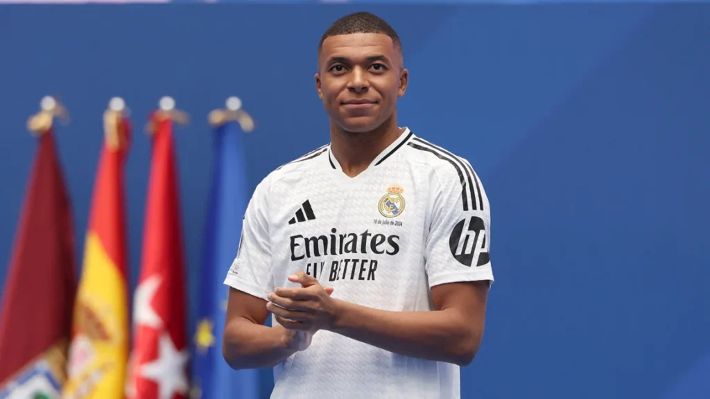 Kylian Mbappé saat ia diperkenalkan sebagai pemain Real Madrid