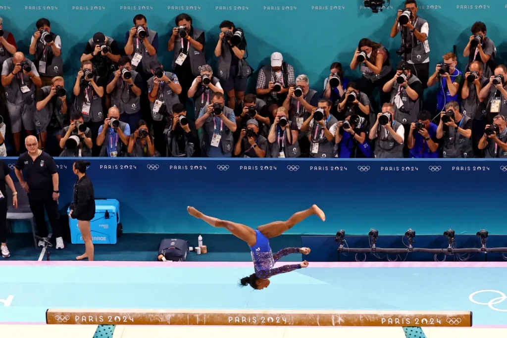 Kembalinya Simone Biles yang brilian dari final senam serba bisa individu