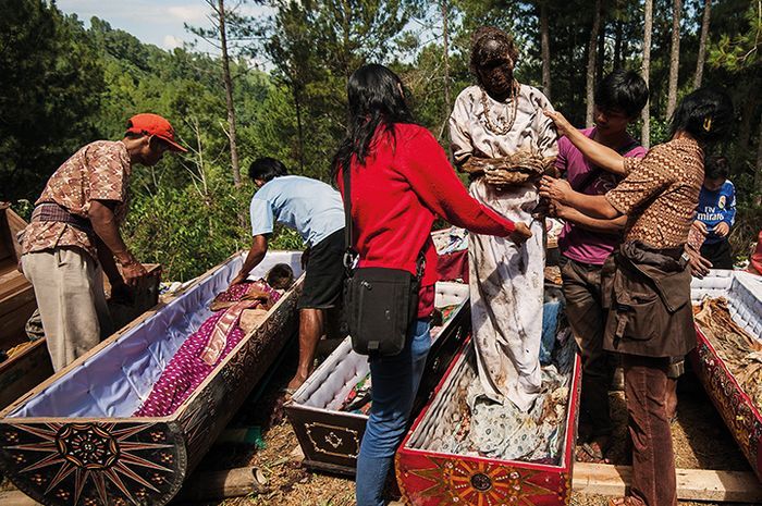 Ritual Ma’nene di Toraja Ganti Pakaian Orang Mati Tidak Seseram