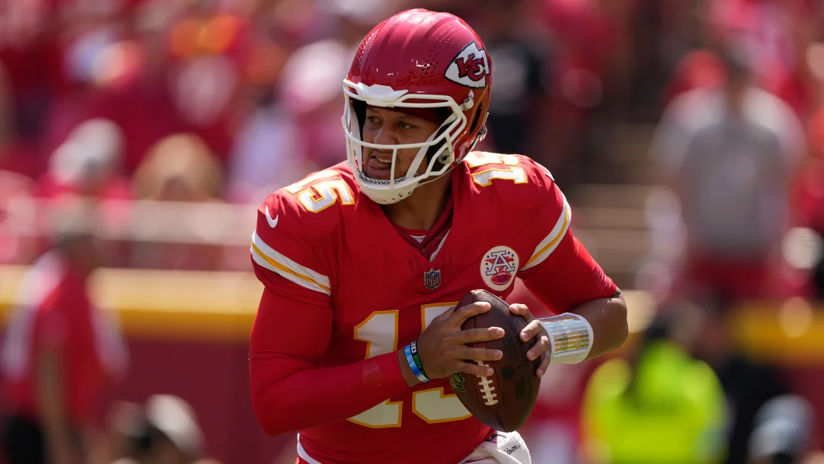 Ketua Kansas City QB Patrick Mahomes memberikan umpan balik