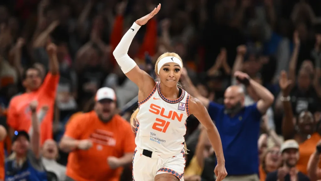 DiJonai Carrington memimpin Connecticut Sun memenangkan Los Angeles Sparks