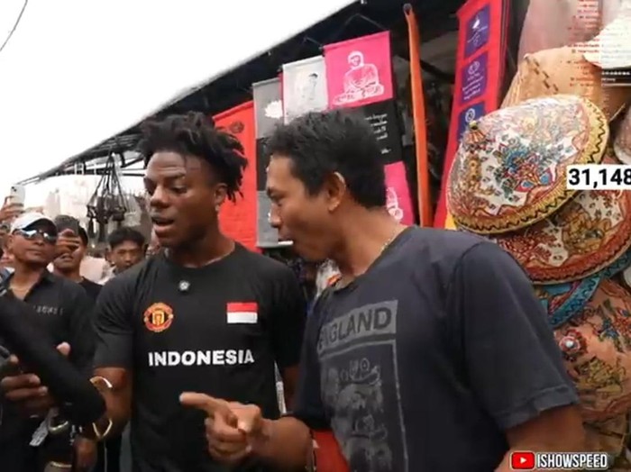 ShowSpeed di Bali membeli Souvenir Berbentuk Penis