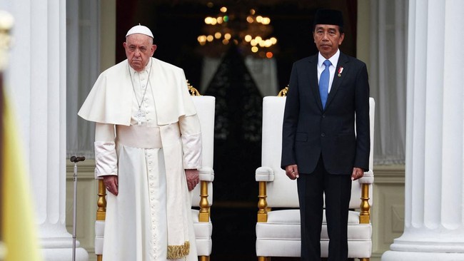 Jokowi Membungkuk Menyambut Paus Fransiskus